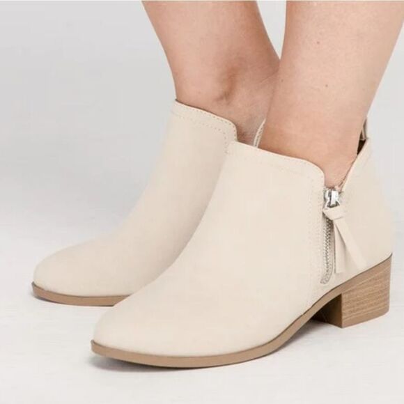 UNR8ED SIDE ZIPPER +ROUND TOE ANKLE BOOTIE - Picture 1 of 15